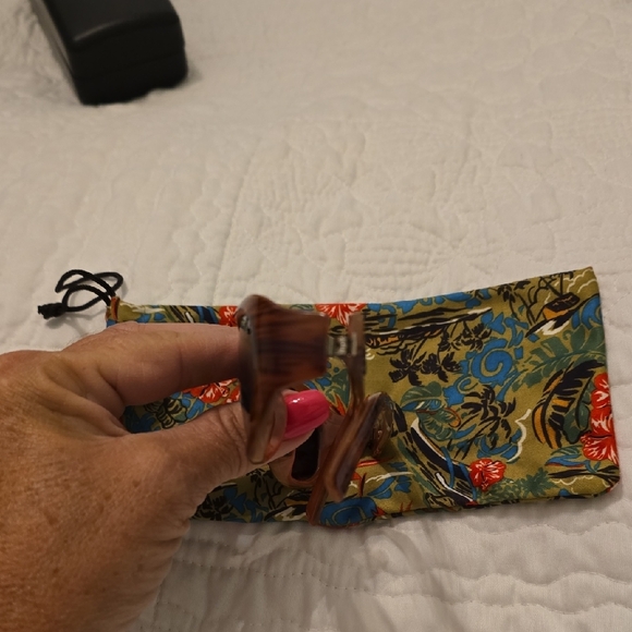 Elegant Maui Jim Brown Sunglasses with Floral Case - Picture 2 of 8